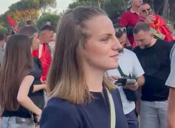 Pas dorëheqjes nga grupi i PS-së, deputetja Marjana Koçeku i bashkohet protestës