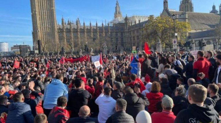 “Shqipëria nuk shitet”, protestë edhe në Londër, thirrje dhe marshime masive nga shqiptarët