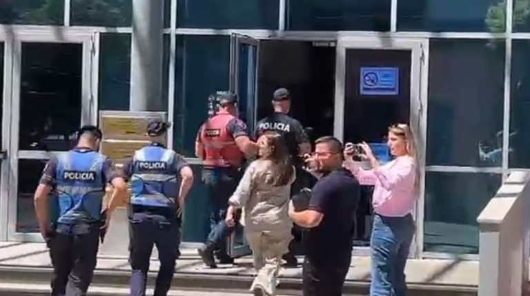 Emrat, kush janë personat që u përplasën fizikisht në sallën e Gjykatës së Posaçme (VIDEO)
