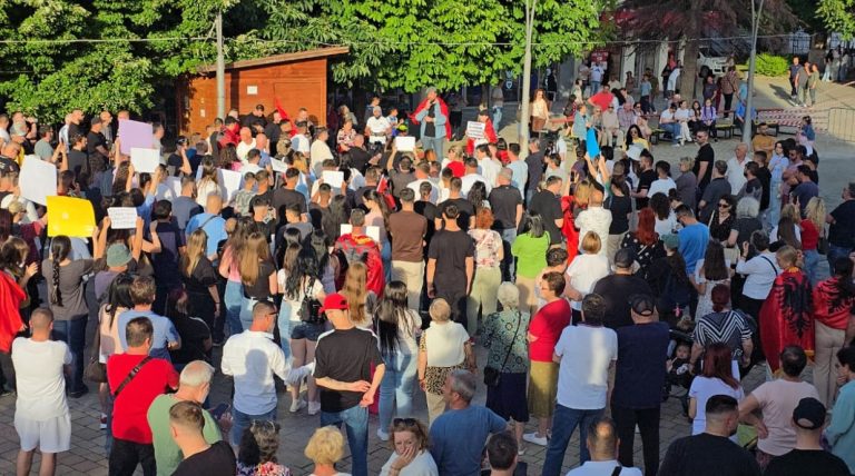 Dita e dytë e protestës në Korçë, fëmijë e të rritur mbajnë pankarta e fjalime