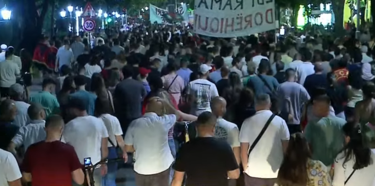 Dita e 24-tët e protestave në Tiranë, pas dy orësh fjalimesh para Kryeministrisë qytetarët marshojnë në rrugët e kryeqytetit