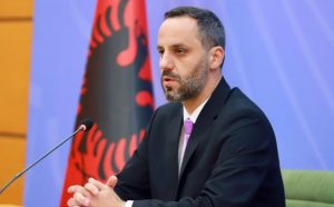 Mbi 7 mijë rrënjë kanabis të zbuluara në Velipojë, Lamallari: Lufta kundër narkotikëve, prioriteti ynë i pandryshueshëm