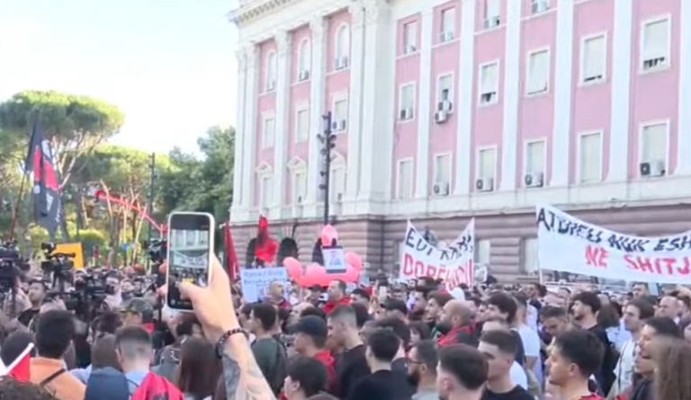 Protestuesit kundra projektit të Zvërnecit mblidhen në bulevard, mbajnë 1 minutë heshtje për policin e vrarë në Maliq