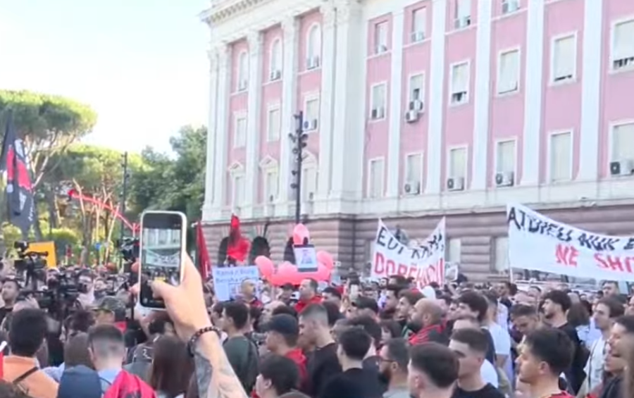 Protestuesit kundra projektit të Zvërnecit mblidhen në bulevard, mbajnë 1 minutë heshtje për policin e vrarë në Maliq