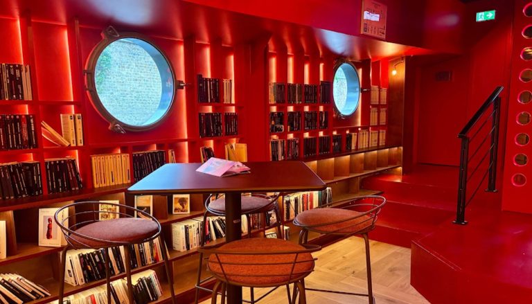 Hapet në Paris biblioteka lundruese me mbi 5,000 libra që mund të merren pa kthim pas