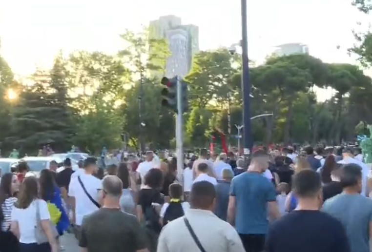 Protestuesit nisen nga Kryeministria drejt Parlamentit, bëjnë thirrje për bllokimin e hyrjes së Kuvendit