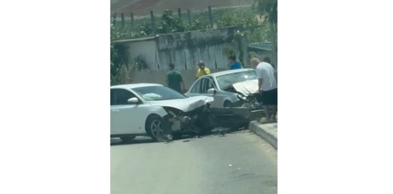 Aksident në aksin Vlorë–Llakatund, përplasen dy automjete (VIDEO)