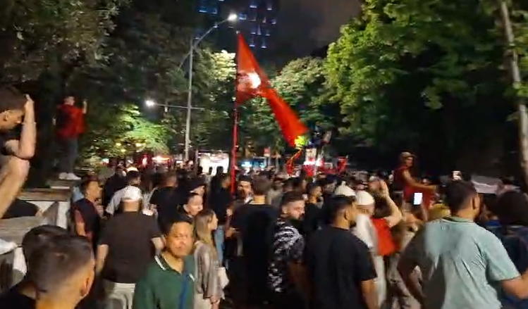 Mbyllet protesta! Qytetarët bllokojnë rrugën pranë selisë së PS-së, thirrje të rinjve: Ngrihuni nga kafet