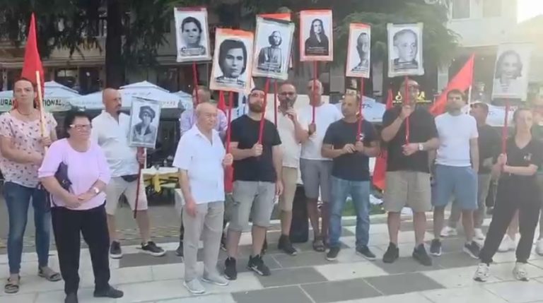 Me fotot e dëshmorëve në duar, qytetarët e Gjirokastrës në protestë në ditën e tretë kundër projektit të Zvërnecit