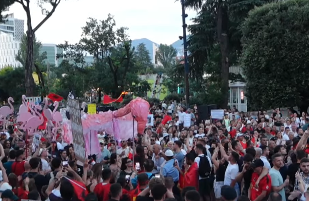 Dita e 18-të e protestës, qytetarët mblidhen para Kryeministrisë. ‘Flamingot’ marshojnë mes turmës