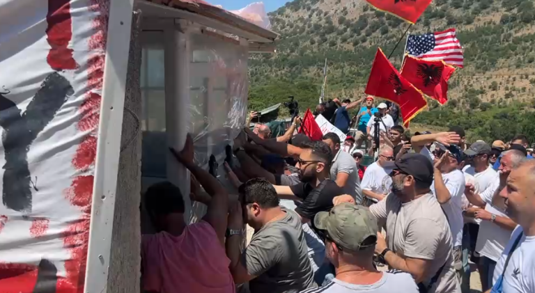 Banorët shembin rrethimin në Kakome (VIDEO)