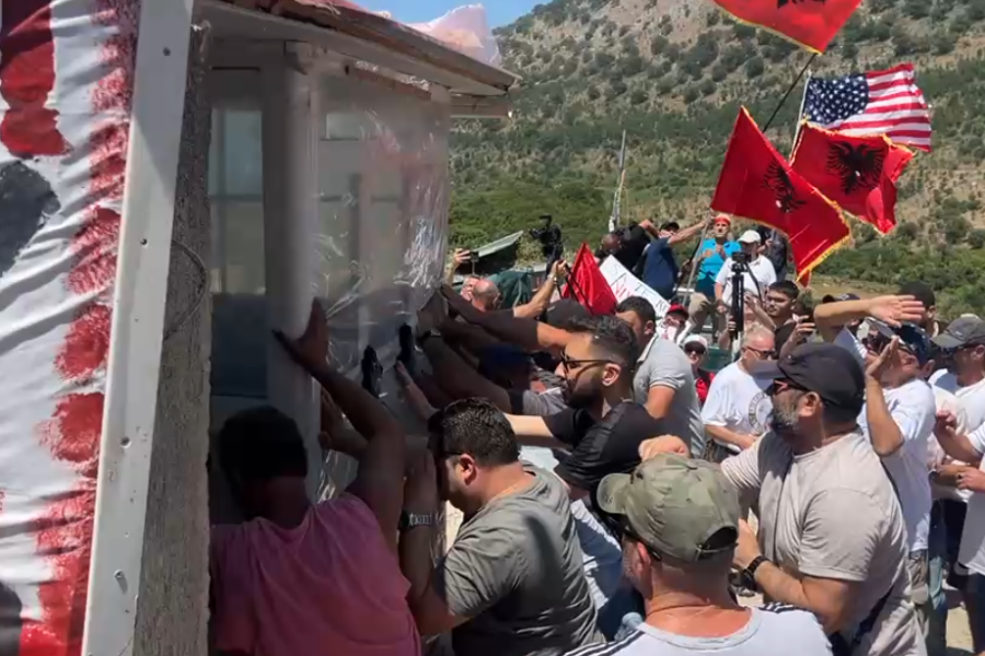 Banorët shembin rrethimin në Kakome (VIDEO)