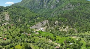 Braktisja e fshatrave, plagë sociale, fshati Llëngë në Pogradec pa rrugë e pa shërbime