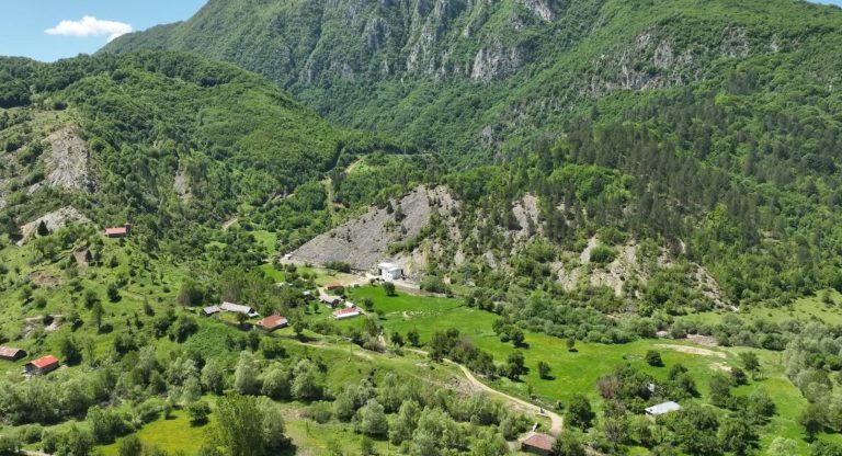 Braktisja e fshatrave, plagë sociale, fshati Llëngë në Pogradec pa rrugë e pa shërbime