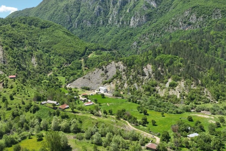 Braktisja e fshatrave, plagë sociale, fshati Llëngë në Pogradec pa rrugë e pa shërbime