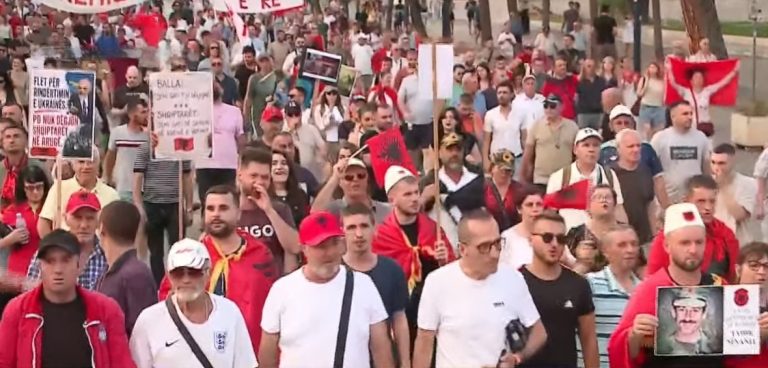 Dita e 26-të e protestës në Tiranë, aktivistët dhe qytetarët nisin marshimin drejt Kryeministrisë