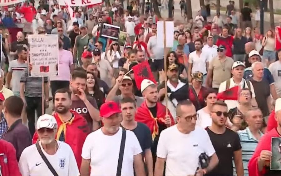 Dita e 26-të e protestës në Tiranë, aktivistët dhe qytetarët nisin marshimin drejt Kryeministrisë