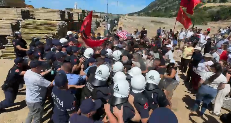 Tensione në Rrjoll, banorët heqin gardhin metalik (VIDEO)