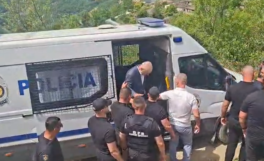 VIDEO/ Momenti kur ish-presidenti Meta mbërrin në Çepan nën masa të rrepta sigurie për funeralin e të atit