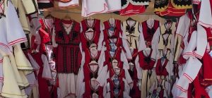 Sezoni veror gjallëron Gjirokastrën, suveniret tradicionale bëhen atraksion për turistët