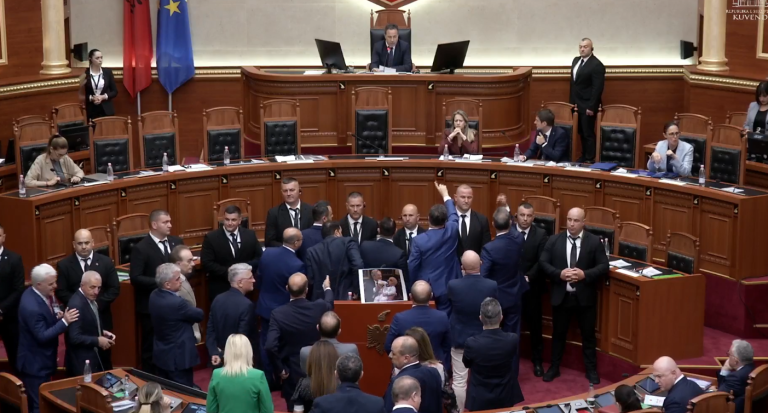 Deputetët e opozitës bllokojnë foltoren, Peleshi ndërpret tre herë seancën pas tensioneve në Kuvend