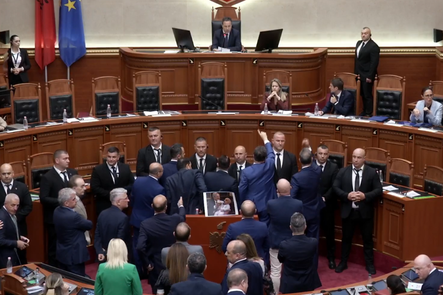 Deputetët e opozitës bllokojnë foltoren, Peleshi ndërpret tre herë seancën pas tensioneve në Kuvend