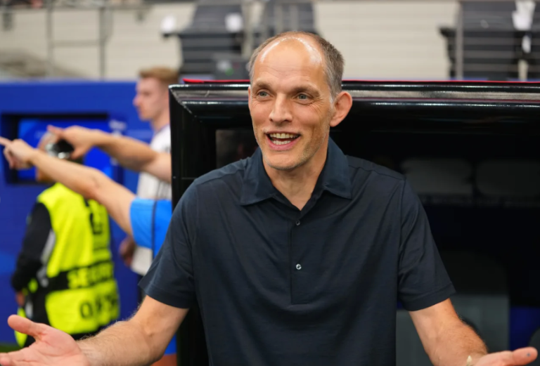 Tuchel ‘ankohet’ te FIFA-s për fotografët: Prishën momentin, nuk mund të shihja asnjë lojtar gjatë himnit kombëtar