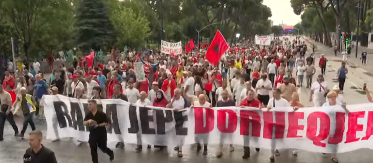 Protesta në Tiranë hyn në ditën e 25-të, qytetarët mblidhen para godinës së Kryeministrisë