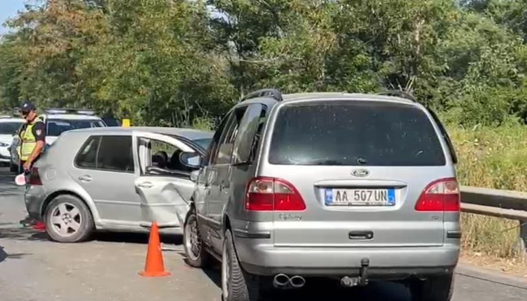 Aksident në aksin Fier–Levan, përplasen dy automjete, plagosen drejtuesit