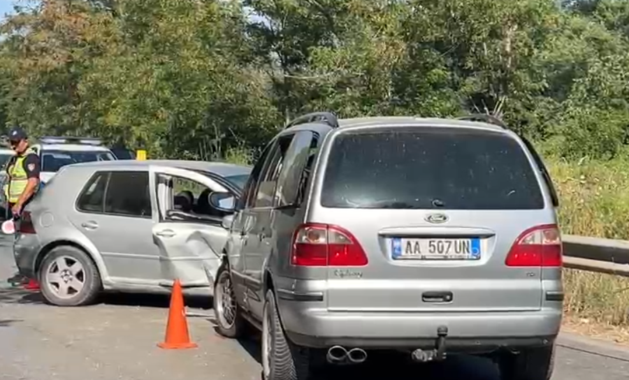 Aksident në aksin Fier–Levan, përplasen dy automjete, plagosen drejtuesit