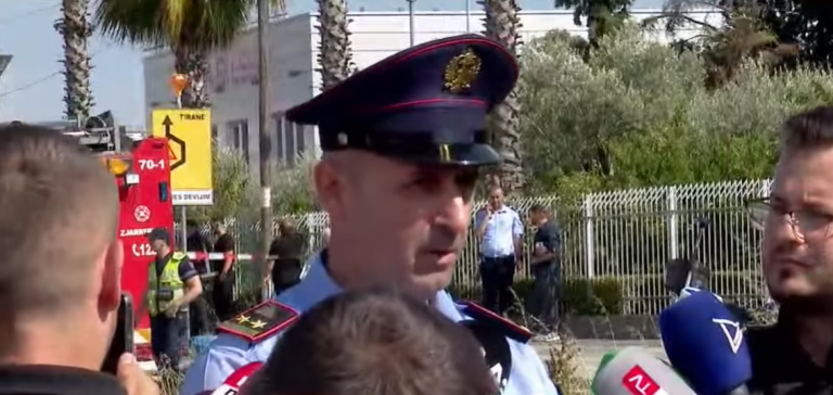 Aksidenti tragjik i furgonit të Beratit, policia: 2 viktima dhe 15 të plagosur, oficeri Vatoci jep detaje nga vendi i ngjarjes