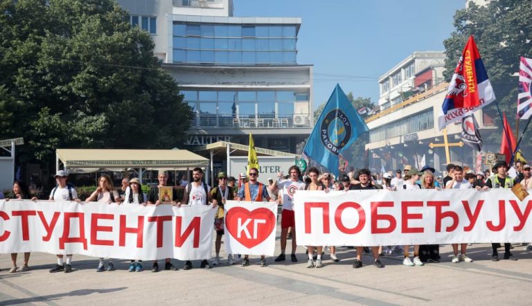 Serbët do të vazhdojnë protestat edhe pasi presidenti Vuçiç njoftoi se do të japë dorëheqjen