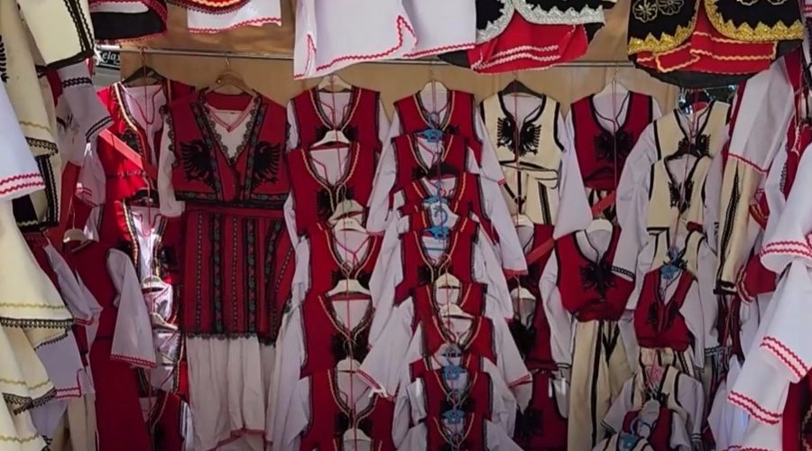 Sezoni veror gjallëron Gjirokastrën, suveniret tradicionale bëhen atraksion për turistët