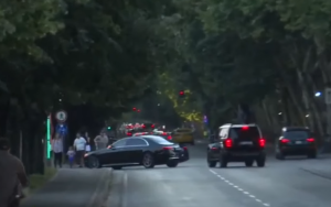 Protestuesit para Kuvendit, eskorta e kryeministrit largohet me shpejtësi (VIDEO)