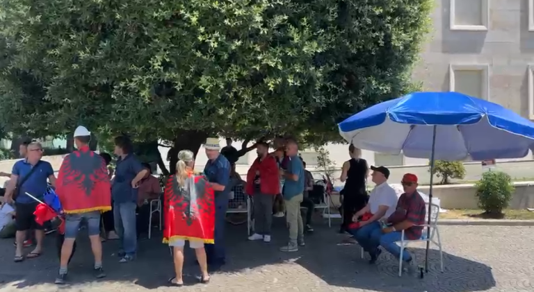 Dita e 22-të e protestës, disa qytetarë me çadra plazhi prej mëngjesit para Kryeministrisë (VIDEO)