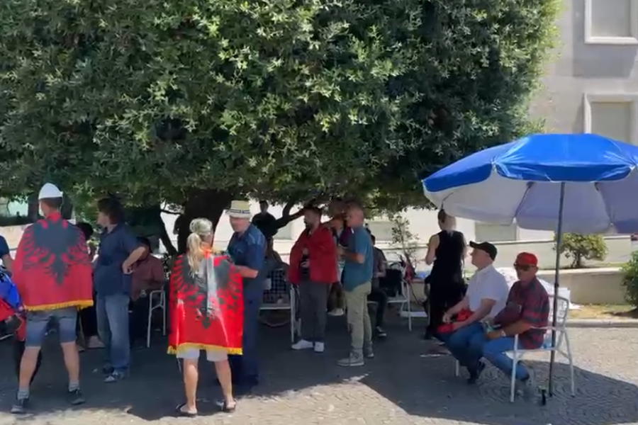 Dita e 22-të e protestës, disa qytetarë me çadra plazhi prej mëngjesit para Kryeministrisë (VIDEO)