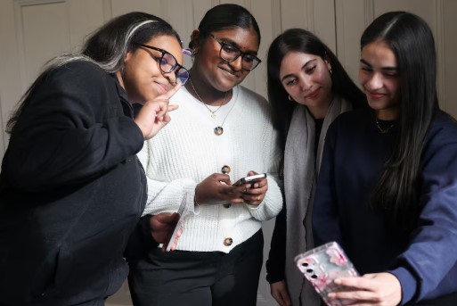 Britania drejt ndalimit të rrjeteve sociale për fëmijët nën 16 vjeç