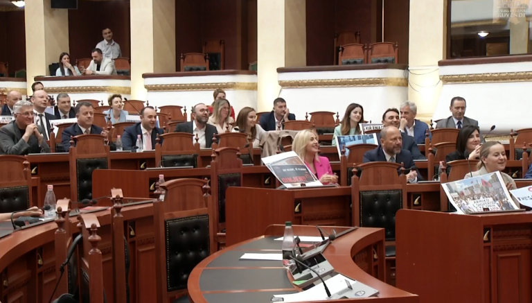 “Rama jepe dorëheqjen”, deputetët e PD nisin thirrjet në Kuvend
