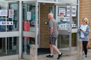 Zgjedhjet e pjesshme në Angli, votuesit drejtohen në qendrat e votimit