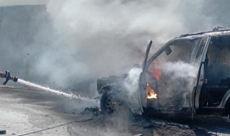 Përfshihet nga flakët automjeti në hyrje të tunelit të Llogarasë, ndërhyjnë zjarrfikësit (VIDEO)