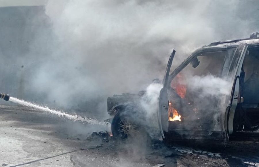 Përfshihet nga flakët automjeti në hyrje të tunelit të Llogarasë, ndërhyjnë zjarrfikësit (VIDEO)