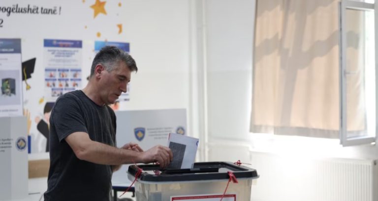 Zgjedhjet e jashtëzakonshme në Kosovë, pjesëmarrja kaloi 8% deri në orën 11:00. Procesi i votimit vijon