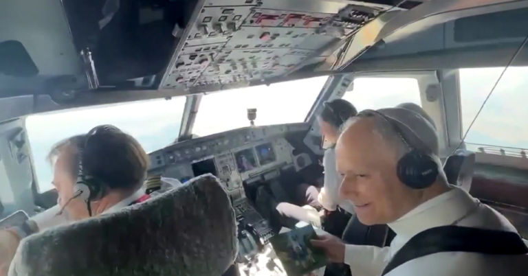 Moment simbolik, Papa Leo përshëndet pilotët gjatë fluturimit në Spanjë (VIDEO)