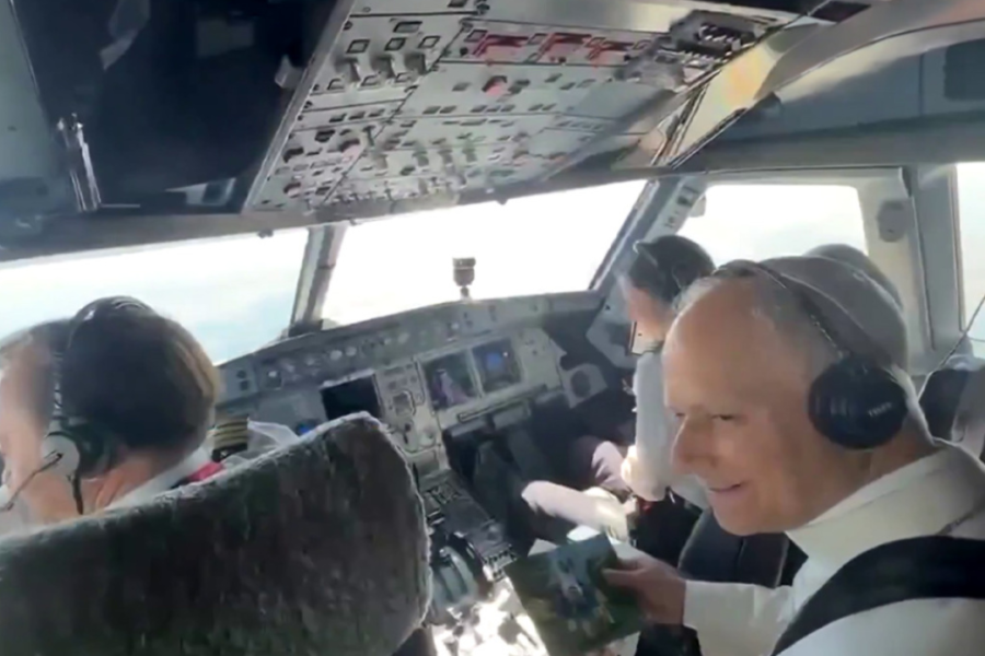 Moment simbolik, Papa Leo përshëndet pilotët gjatë fluturimit në Spanjë (VIDEO)
