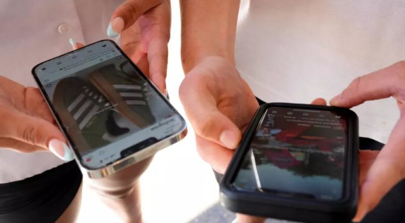 Raporti: Mediat sociale, burimi kryesor i lajmeve në botë të nxitura nga të rinjtë dhe inteligjenca artificiale