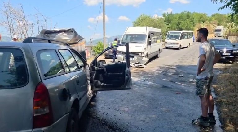 Aksident në Mjekës të Elbasanit, makina humbet kontrollin dhe përplaset me autobusin. Policia në vendngjarje (VIDEO)