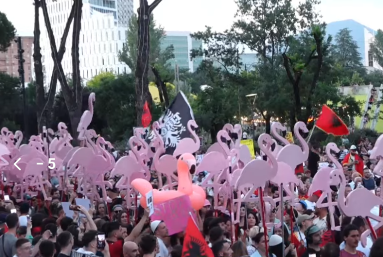 Dita e 18-të e protestës, qytetarët mblidhen para Kryeministrisë. ‘Flamingot’ marshojnë mes turmës