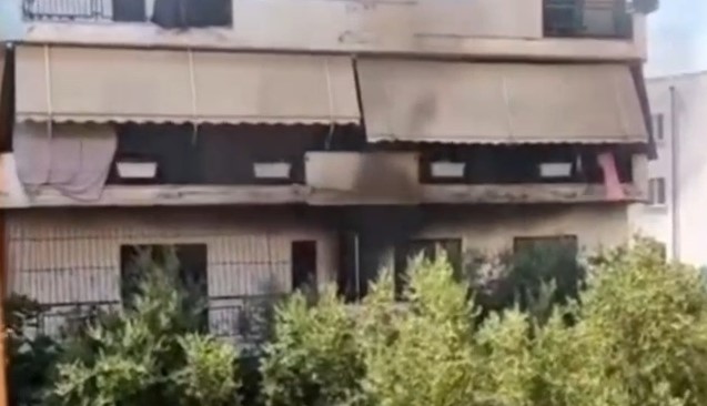 Përfshihet nga flakët një banesë në Vlorë, zjarrfikësit në vendngjarje. Detajet e para (VIDEO)