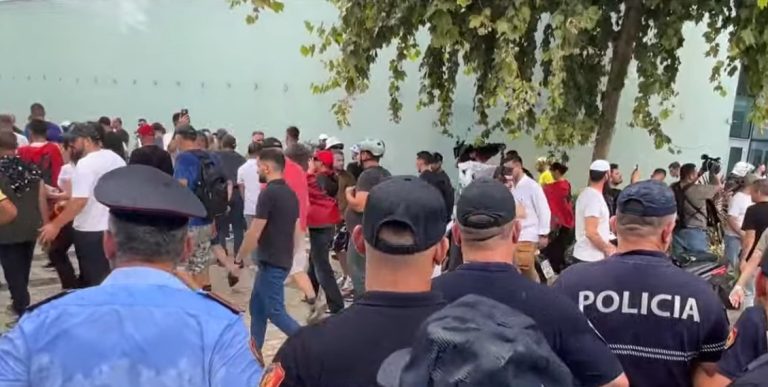 Arrestimi i disa personave, protestuesit marshojnë drejt Drejtorisë së Policisë