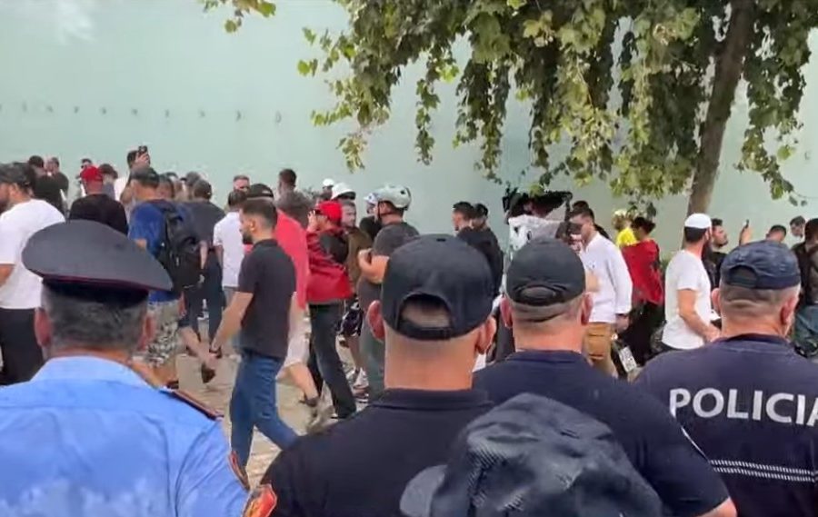 Arrestimi i disa personave, protestuesit marshojnë drejt Drejtorisë së Policisë